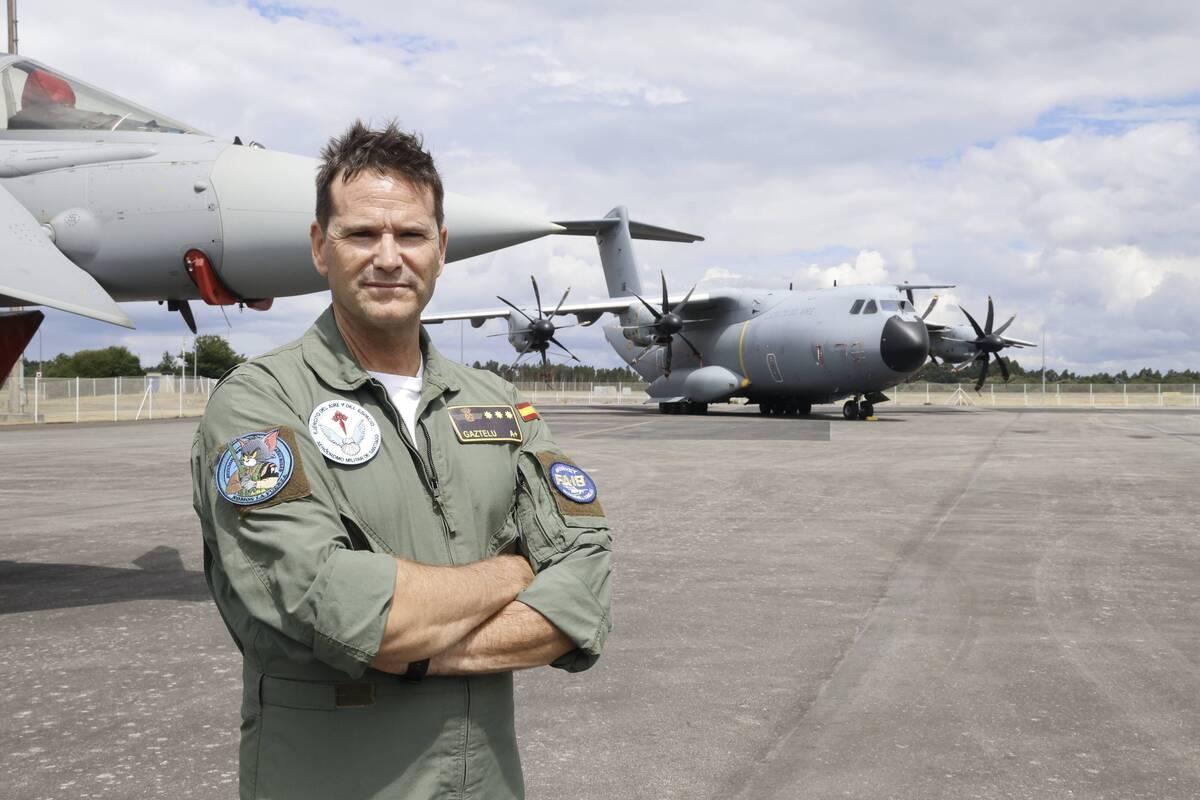 El coronel Gaztelu, actual jefe delAeródromo Militar de Santiago y piloto de cazas F-18, ante el gigante A400M.