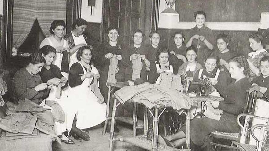 La Sección Femenina hizo la colecta y también tejía prendas de abrigo para el frente. // Archivo Pacheco