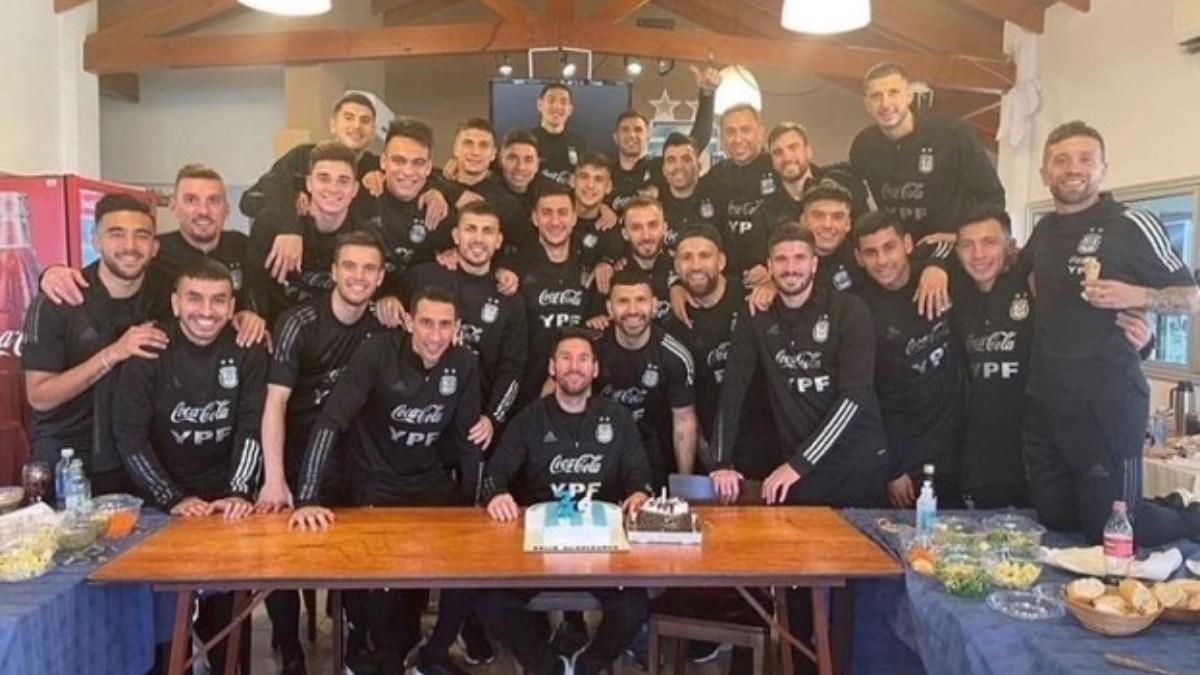 La selección argentina festejó con Messi su cumpleaños