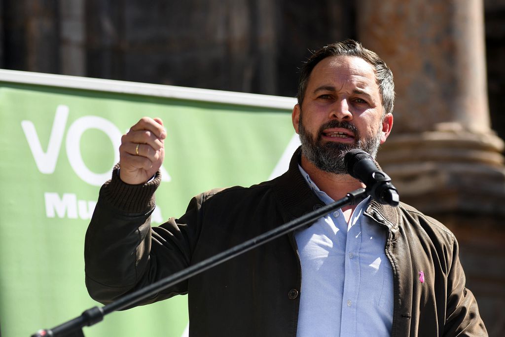 La plaza de la Catedral de Murcia se abarrota para recibir a Abascal