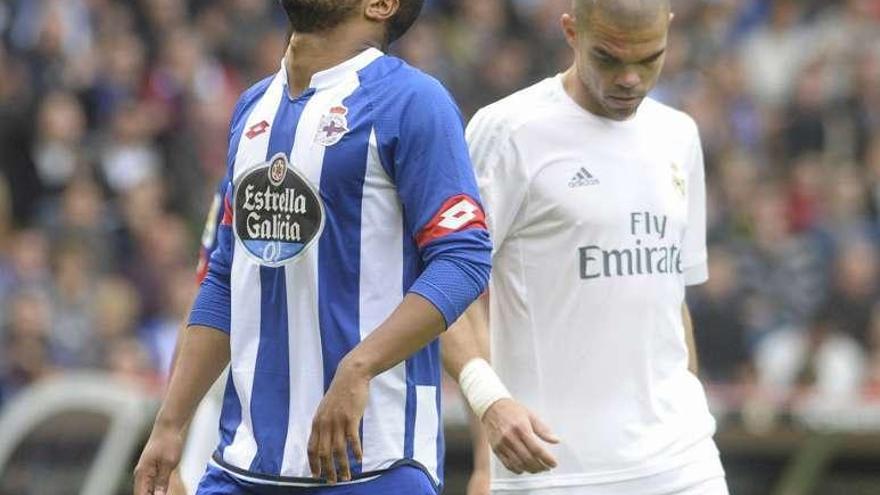 Sidnei se lamenta junto a Pepe en el partido de ayer.