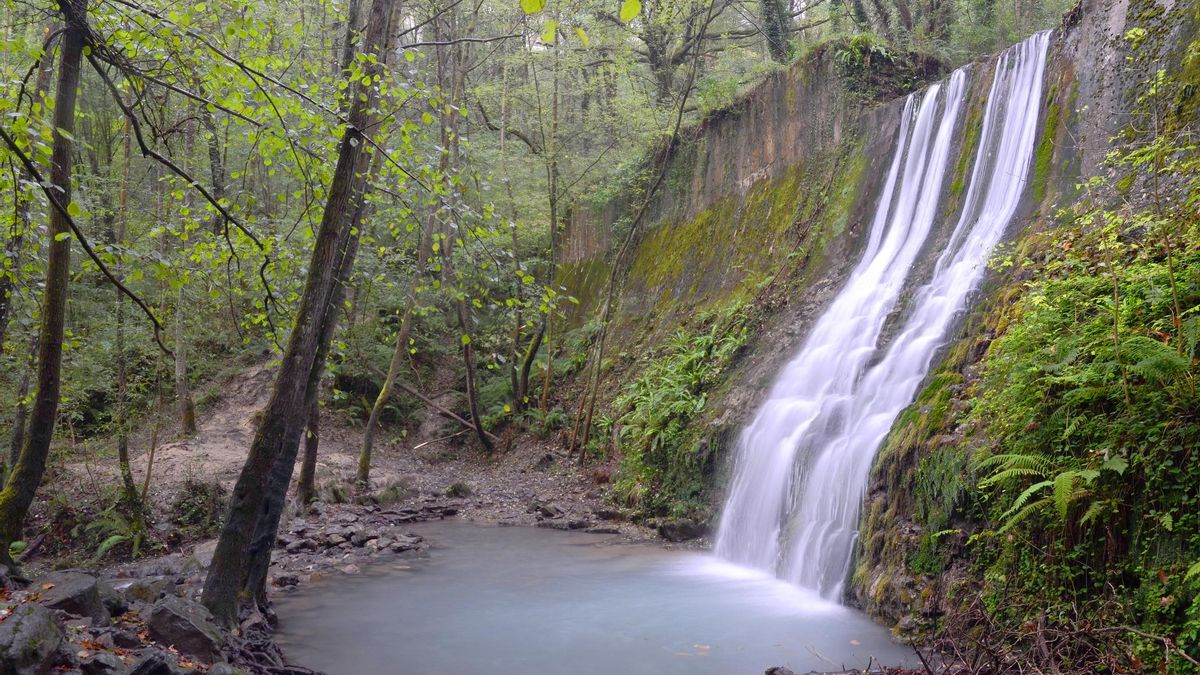 La cascada de Bolintxu cae en varias alturas sobre un estanque natural de aguas frías y cristalinas.