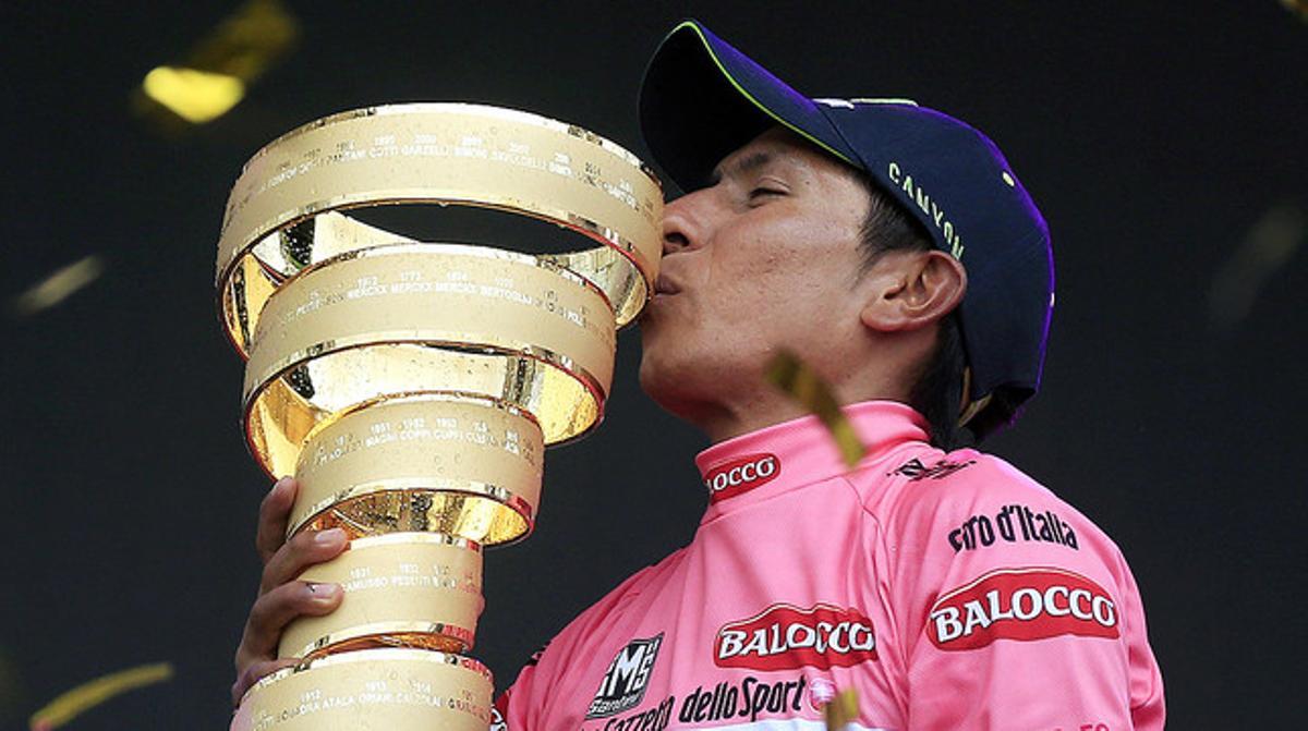 Nairo Quintana, a Trieste, amb el trofeu que l’acredita com a guanyador del Giro d’Itàlia.