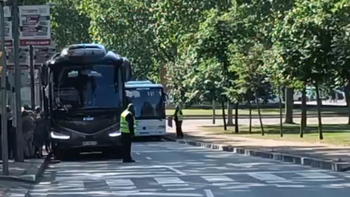 Dos homes a la zona de parada dels busos turístics regulant el trànsit, segons el sindicat.