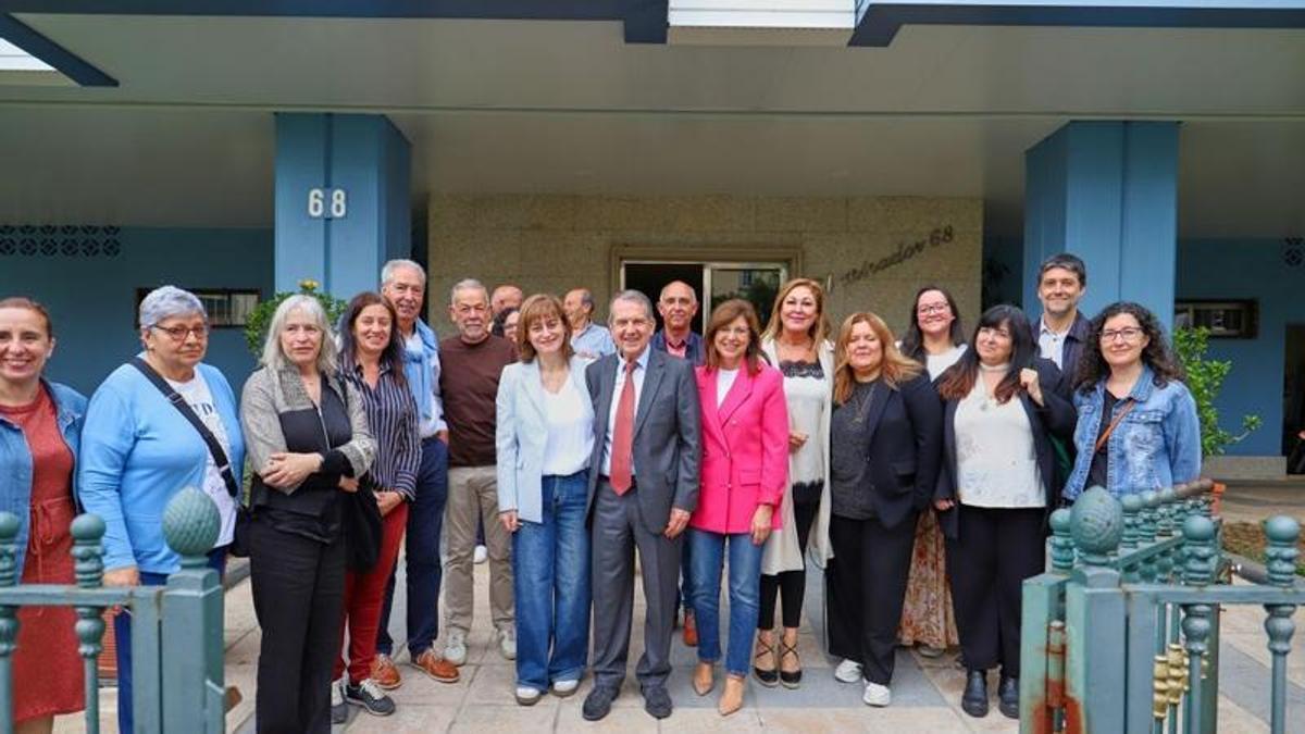 Abel Caballero, con vecinos de un dificio rehabilitado en Coia con una subvención del Concello.