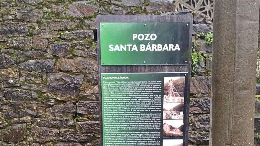 El indicador informativo del pozo Santa Bárbara, en Turón.