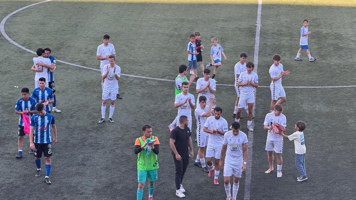 Los jugadores del Olímpic de Xàtiva, tras finalizar el último partido.