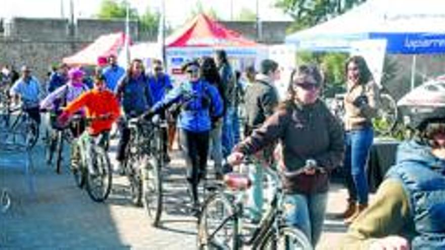 El primer mercadillo ciclo-urbano atrae a los ciclistas