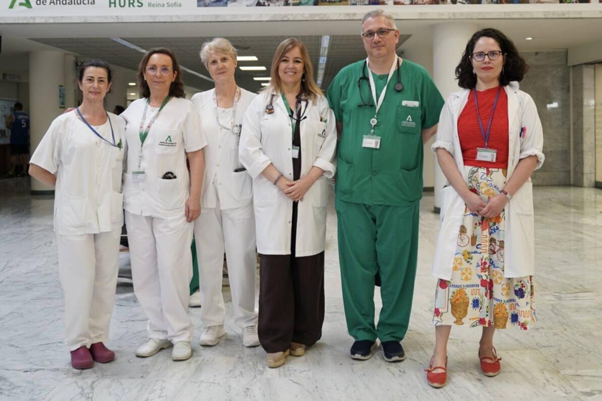 Pilar Caballero, tercera por la izquierda, enfermera coordinadora del Comité de ELA del hospital Reina Sofía; Natalia Pascual, tercera por la derecha, neumóloga de este comité, y otros profesionales que atienden a estos pacientes.