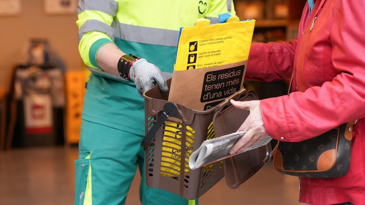 El Ayuntamiento de Barcelona regala 'kits' de reciclaje a la ciudadanía