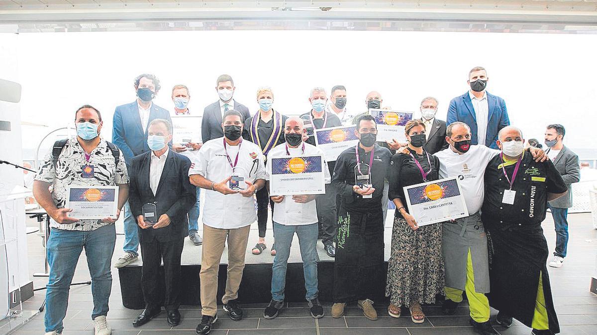 El conjunto de los premiados, con las autoridades que asistieron al concurso gastronómico.