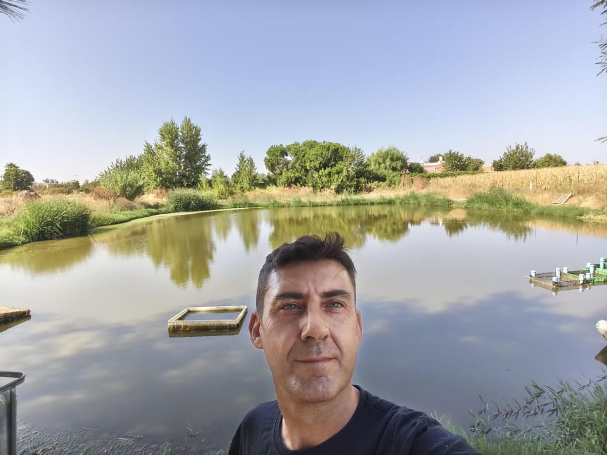 Manuel Atanasio, en las instalaciones de su piscifactoría, en Montijo.