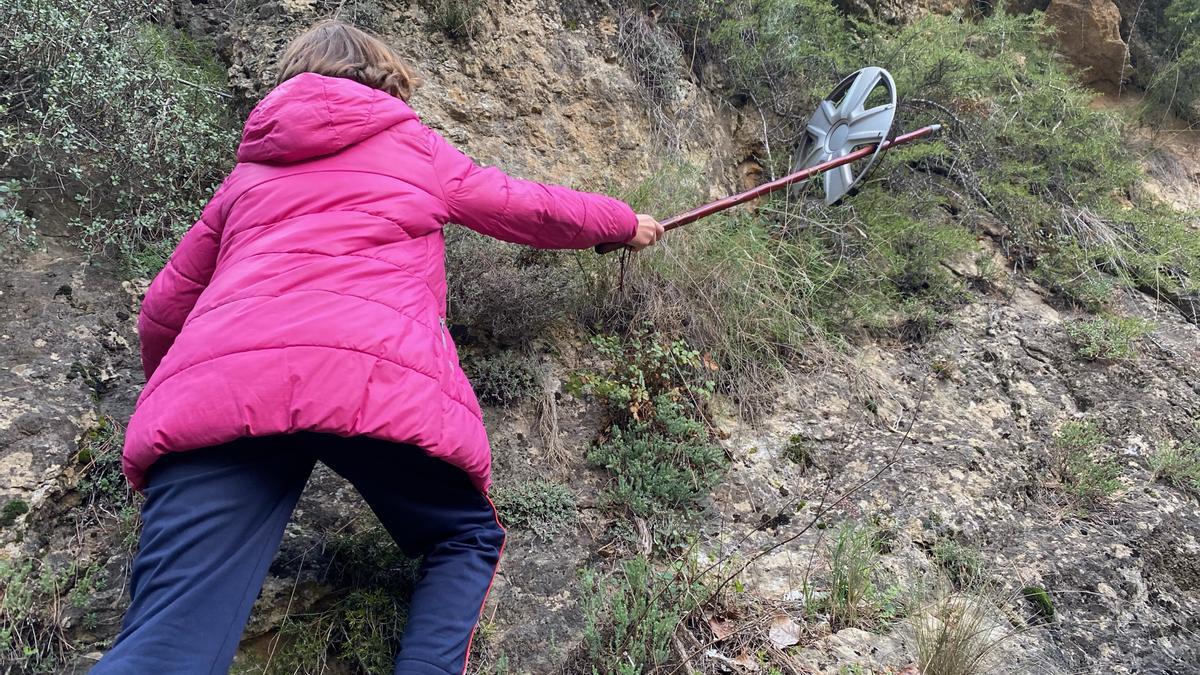 Una alumna recoge una rueda de la Sierra de Mariola.