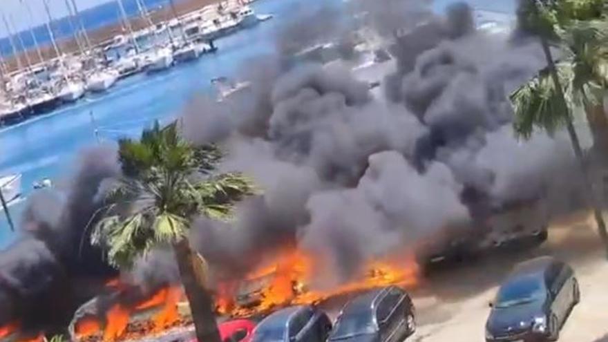 Una decena de coches quedan calcinados en un incendio en Xàbia