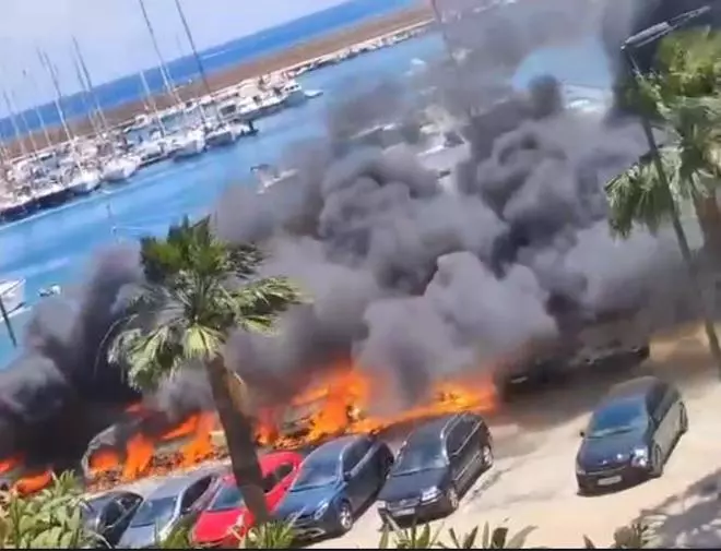 Más de una treintena de coches calcinados en un escandaloso incendio en Xàbia