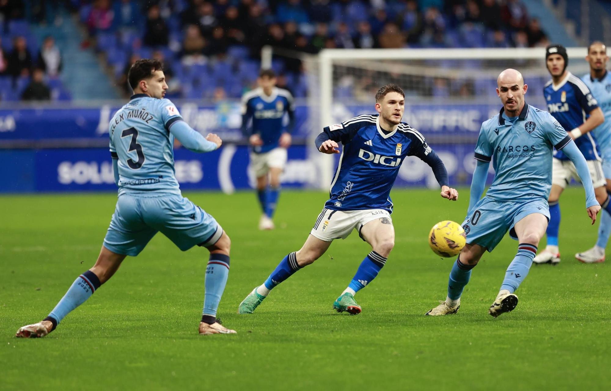 EN IMÁGENES: Ambiente y partido de un Real Oviedo-Levante pasado por agua