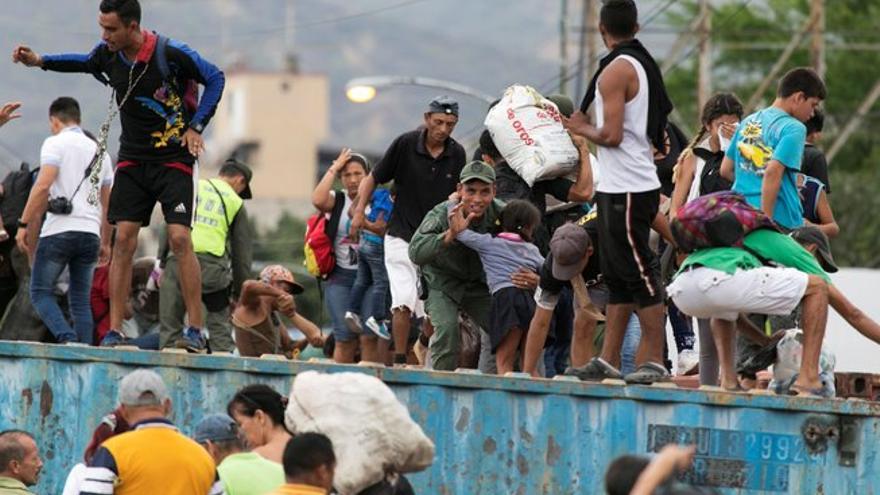 Cientos de venezolanos reabren el paso en el puente fronterizo con Colombia