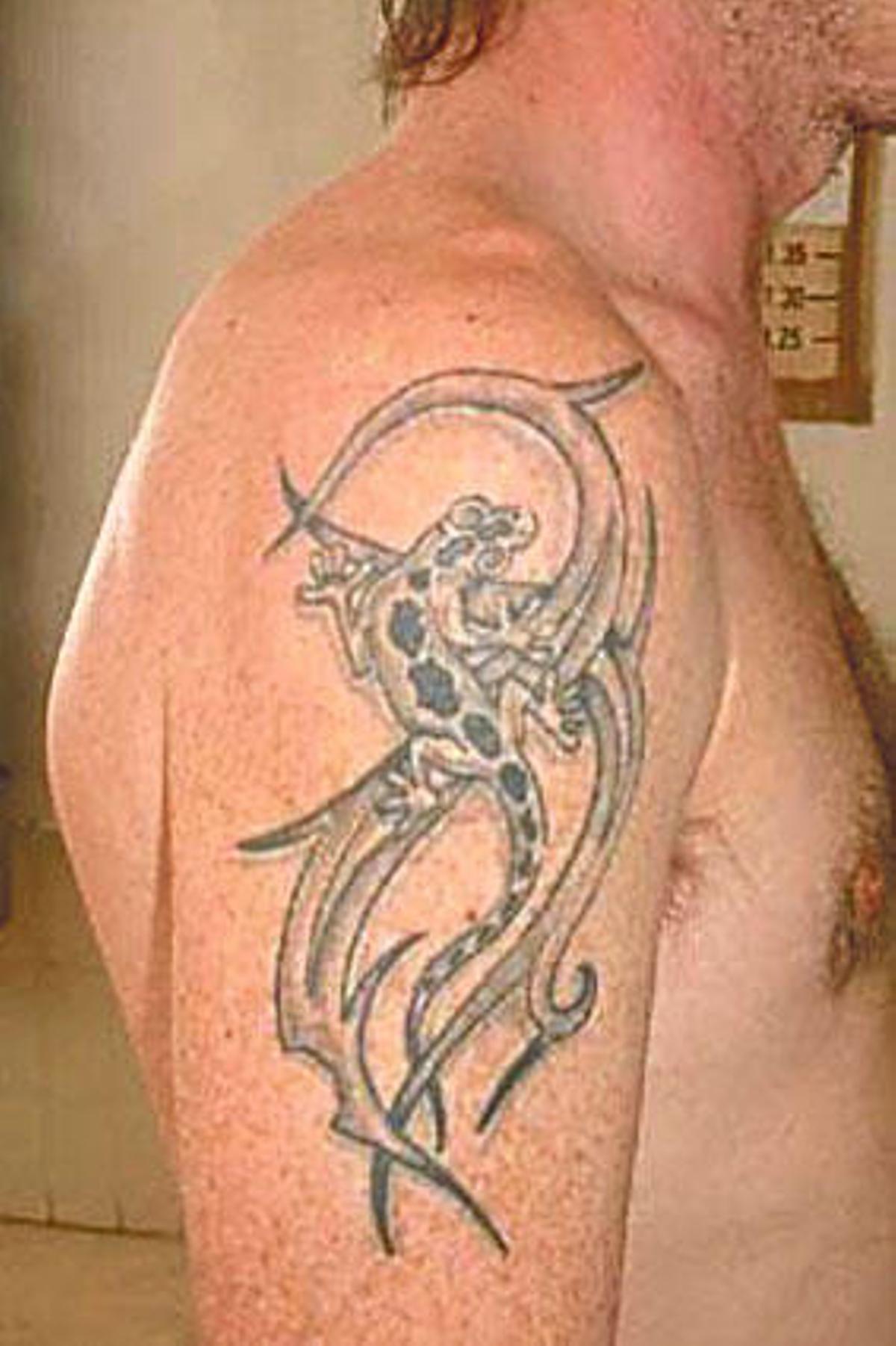 Una gorra, tatuajes y un camarote, las claves