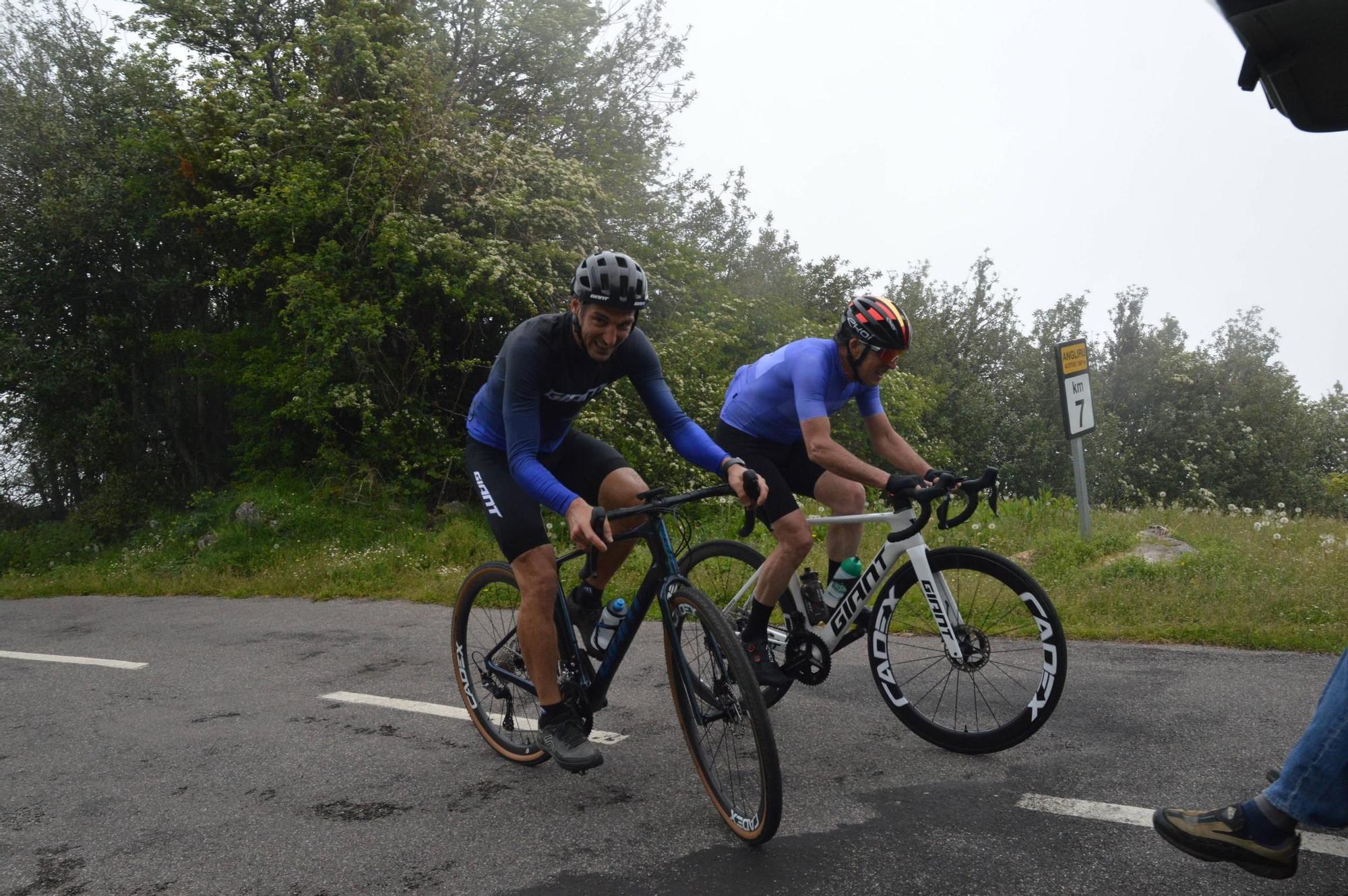 En imágenes: El seleccionador argentino Lionel Scaloni y Pedro Delgado suben al Angliru