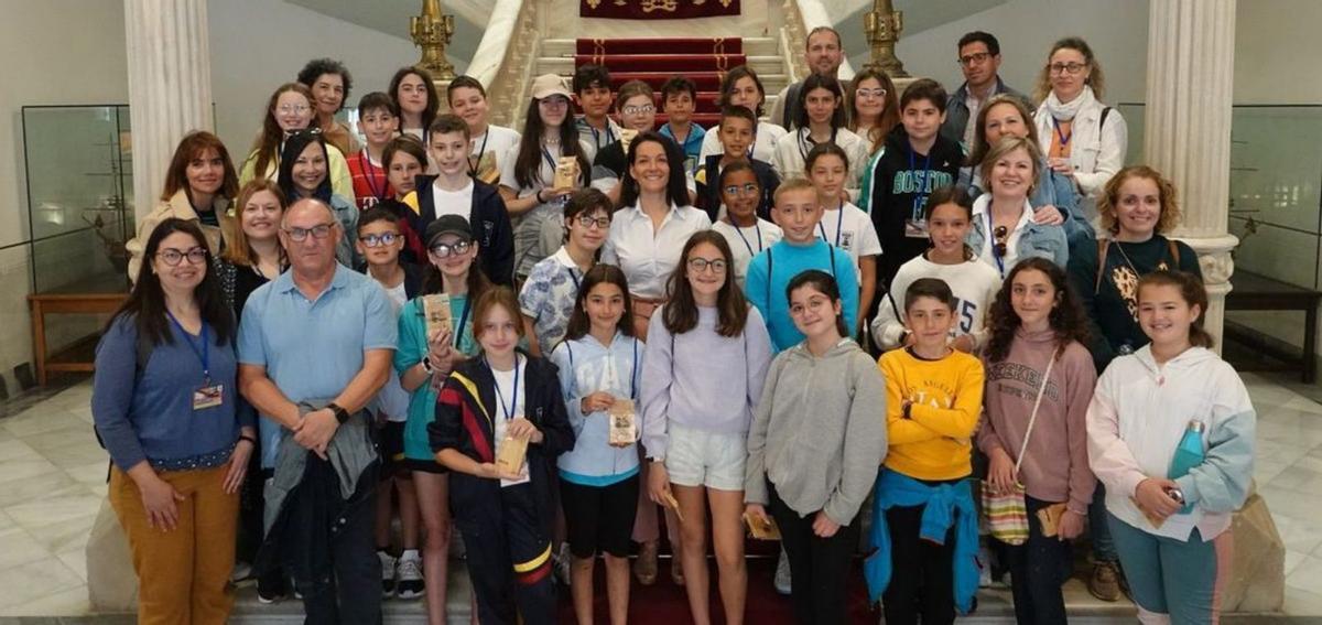 Los alumnos en el CEP Antonio de Ulloa; a la derecha, Juan, de Escuelas Activas, imparte una sesión para fomentar la actividad física. | L.O.