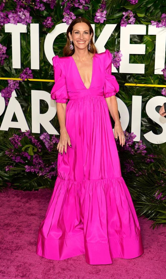 Julia Roberts, de rosa, en la película 'Ticket to paradise'