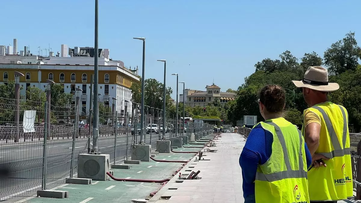 El Puente de San Telmo se resiste a tener toldos: otro verano sin sombra tras seis meses de retraso y cambios de proyecto