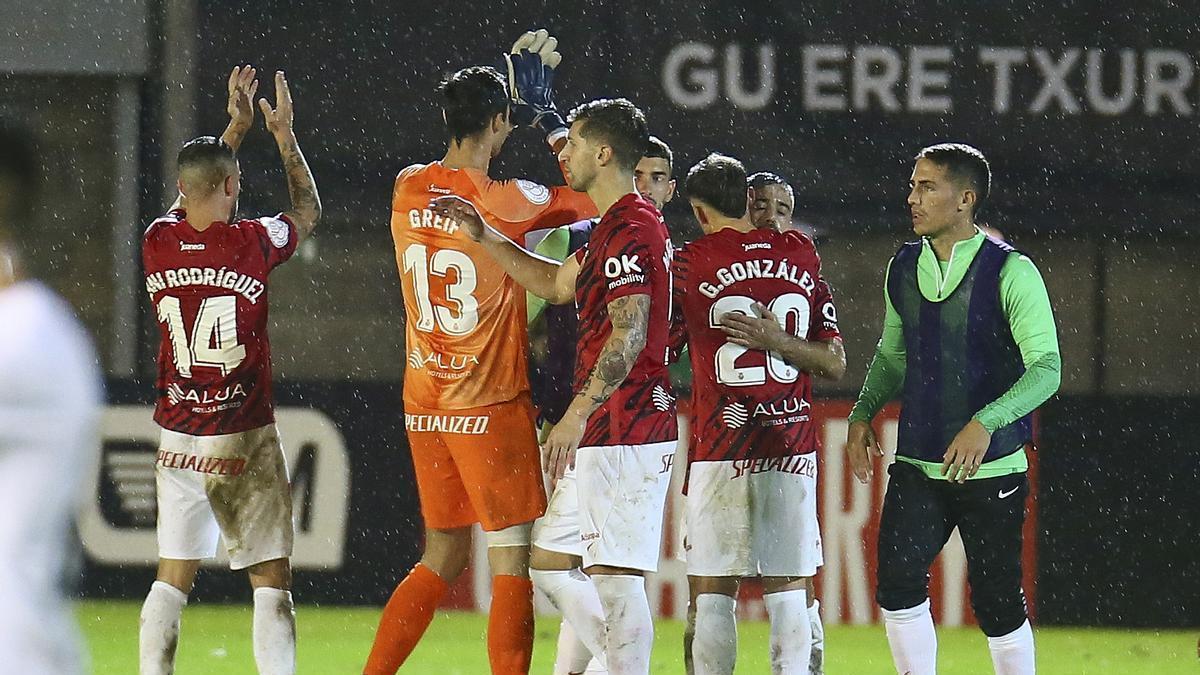 Los jugadores del Mallorca saludan al público al final del partido ante el Real Unión de Irún.