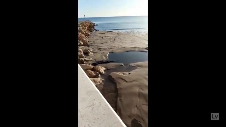 Aparece una mancha de aceite en la playa de El Perelló