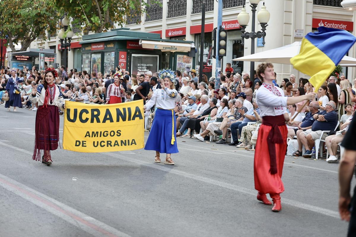 Así es el Desfile Folclórico de las Hogueras de Alicante