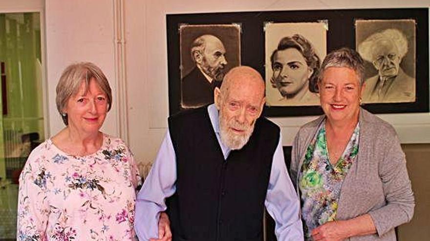 Trasserra amb les seves dues filles just davant de l&#039;exposició de tres quadres a la residència Sant Roc