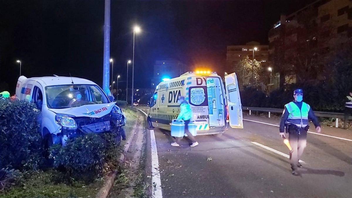 Imagen del accidente de anoche en el que se ve cómo portan las neveras con las PCR.