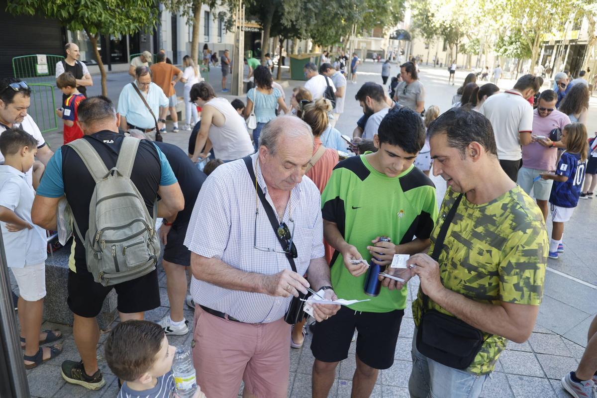El mercadillo de cromos del bulevar, en imágenes El mercadillo de cromos del bulevar, en imágenes