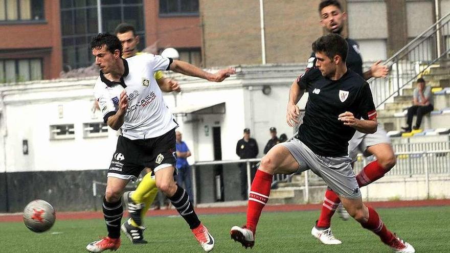 Iker Alegre se dispone a controlar el balón ante un rival del Athletic B, ayer, en el Antuña.