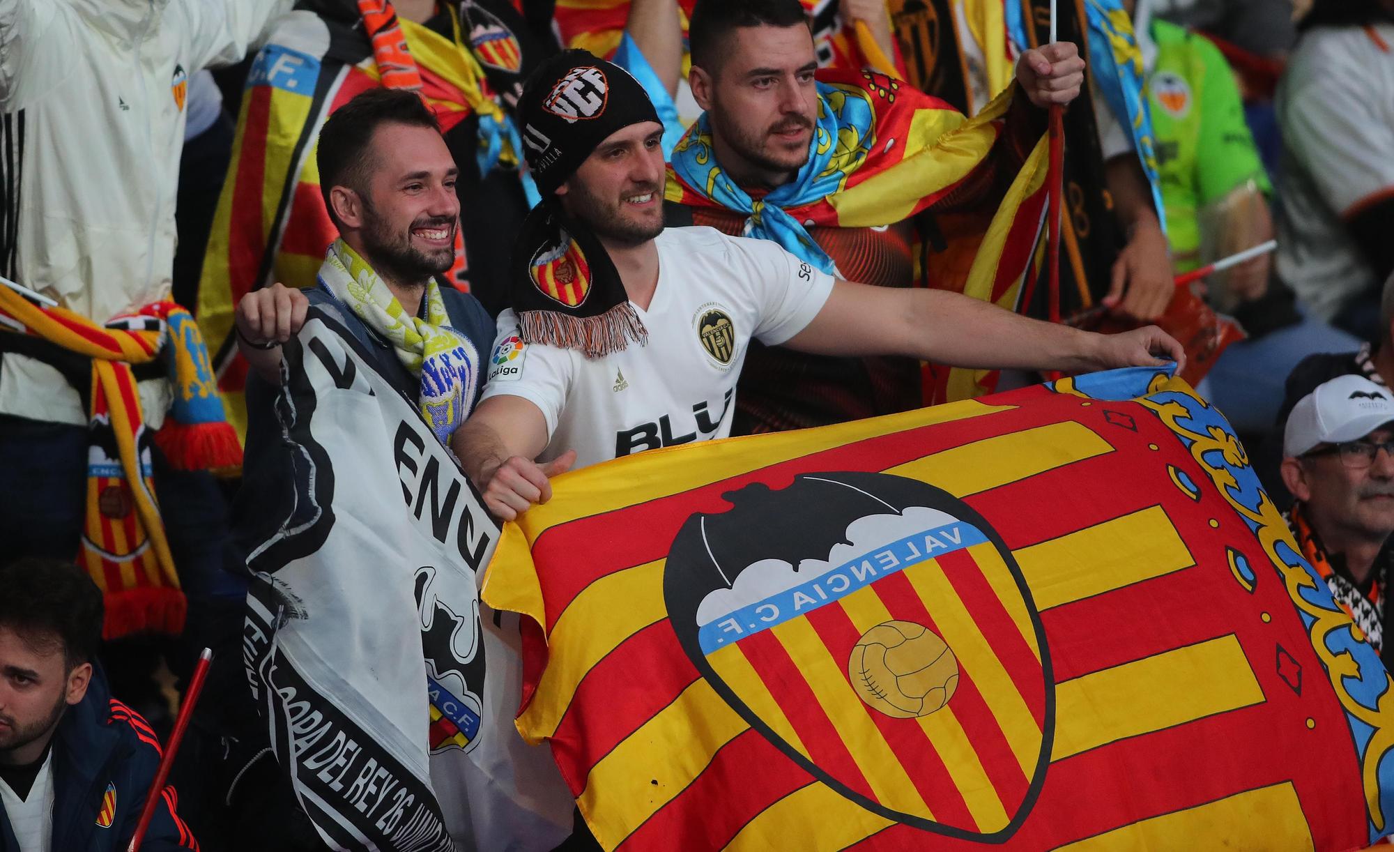 La afición valencianista llena de color el estadio de La cartuja