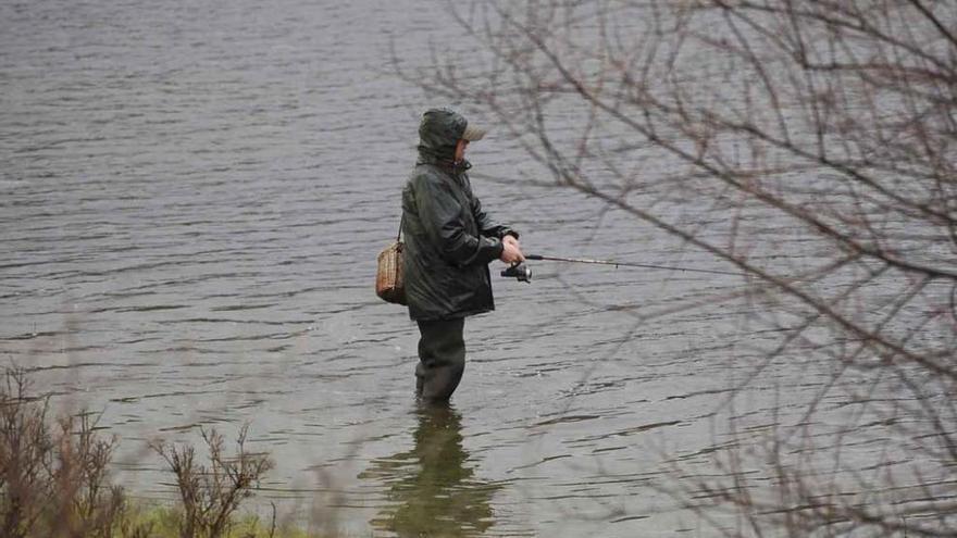 Un pescador se mantienen atento al desenlace de la lanzada sobre las aguas del Tera, el domingo.