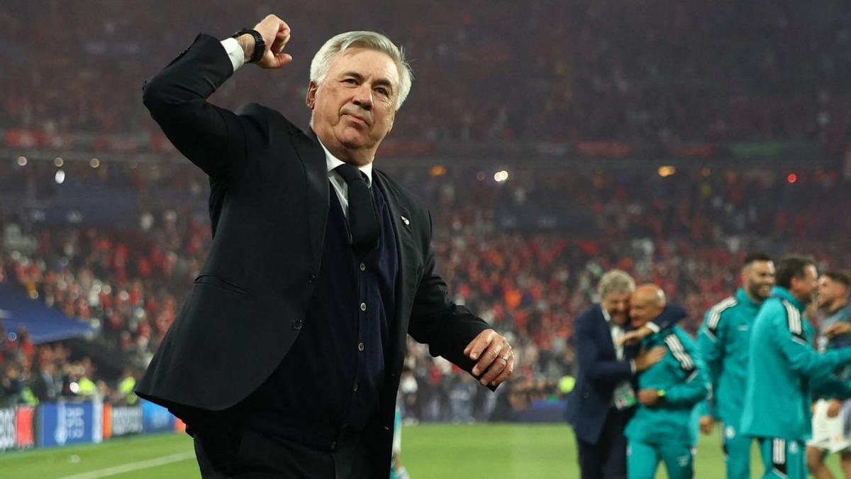 Ancelotti celebra, ayer, la victoria en el estadio parisino. |  // REUTERS