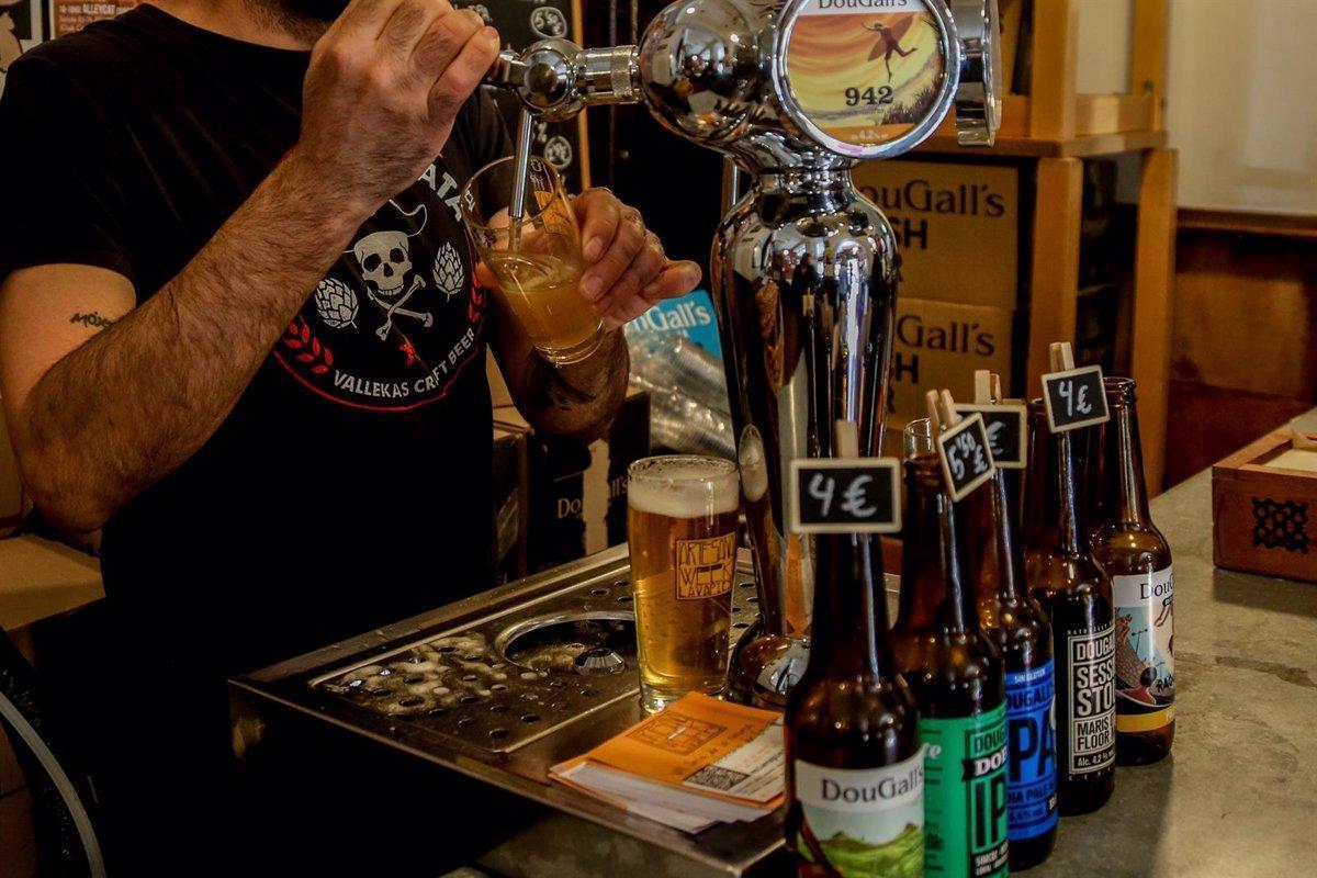 Un camarero tira una cerveza artesanal en uno de los bares que participan en Artesana Week Lavapiés.