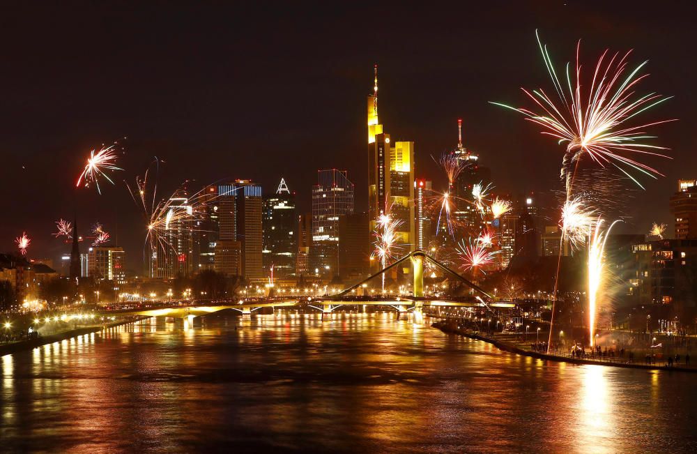 La ciutat de Frankfurt rep l'any amb focs artificials
