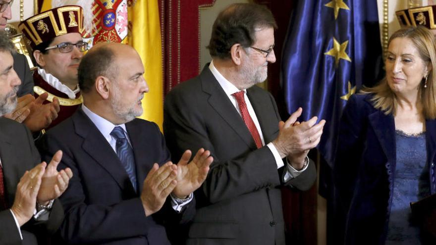 Rajoy, el president del Suprem Carlos Lesmes, el del Constitucional, Francisco Pérez de los Cobos, i la presidenta del Congrés, Ana Pastor.