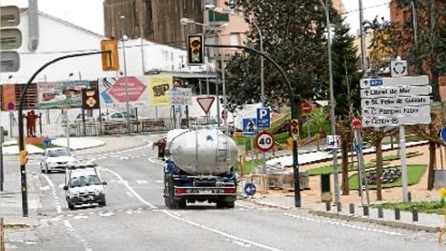 La prohibició serà permanent i afecta a la C-63 Lloret-Santa Coloma que passa pel centre de la vila (a la imatge).