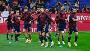 Los jugadores de la Selección calientan antes del inicio de partido ante Albania en Cornellà.