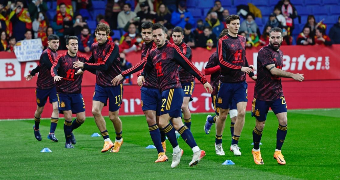 Los jugadores de la Selección calientan antes del inicio de partido ante Albania en Cornellà.