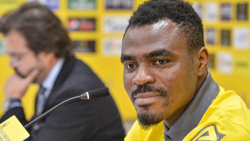 Emenike, durante su presentación, junto a Toni Cruz, exdirector deportivo.