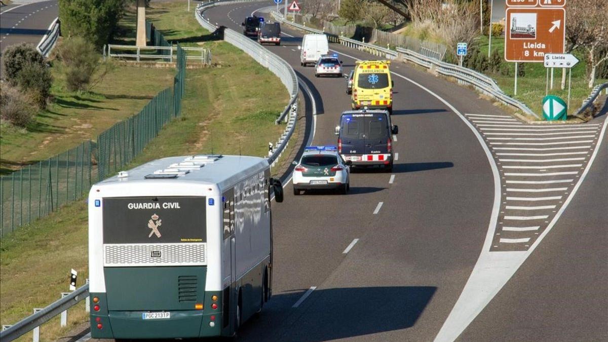 El autobús que traslada a los políticos presos a Madrid, a su paso por Lleida