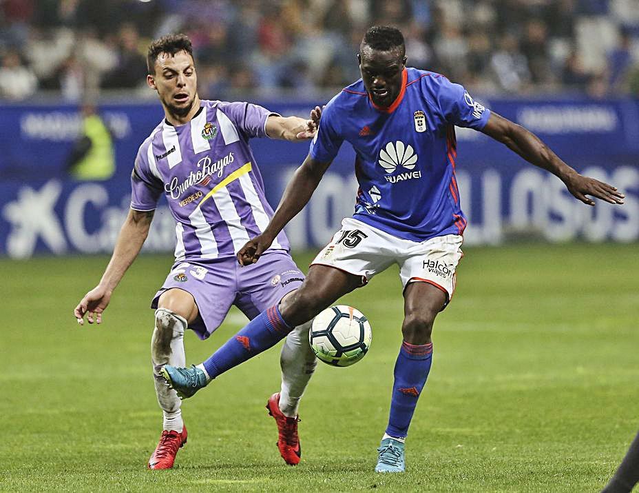 Mariga protege ante Óscar Plano en un Oviedo-Valladolid. | Julián Rus