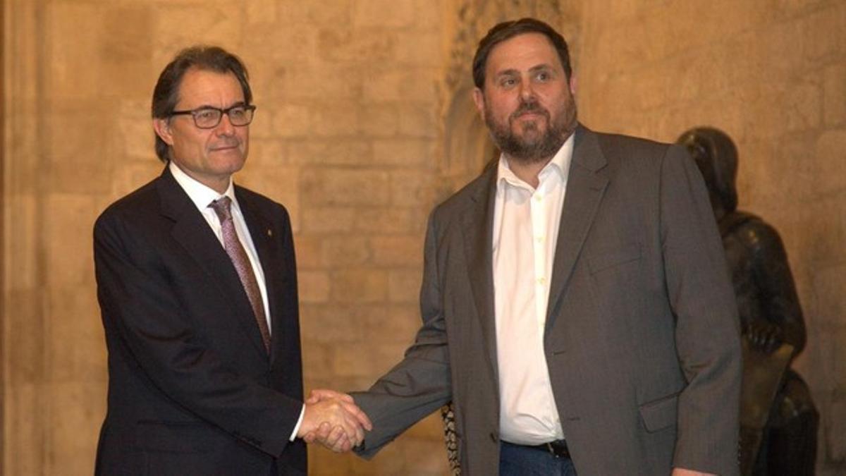 El 'president' Artur Mas y el líder de ERC, Oriol Junqueras, tras el pacto forjado para convocar las elecciones catalanas el 27 de septiembre.