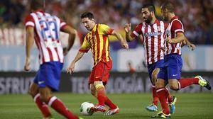 Messi, envoltat de jugadors de l’Atlètic.