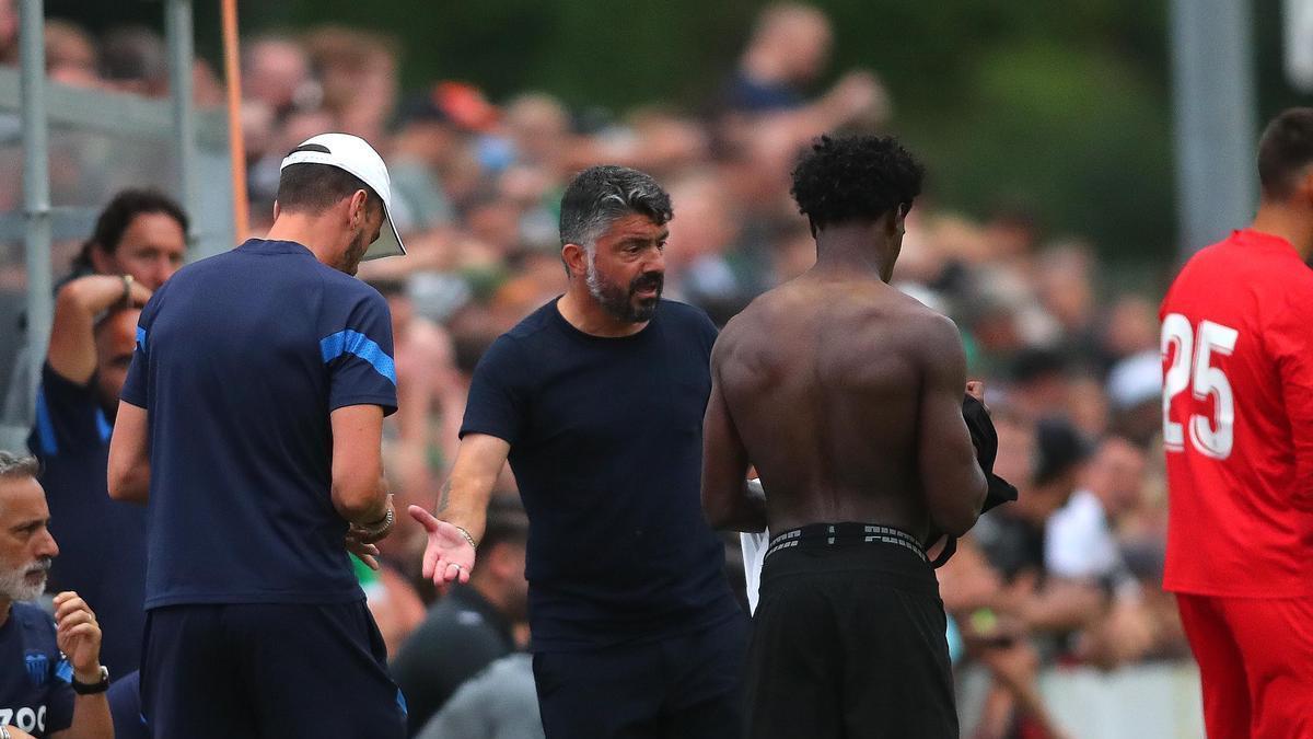 Gattuso dando órdenes a Thierry