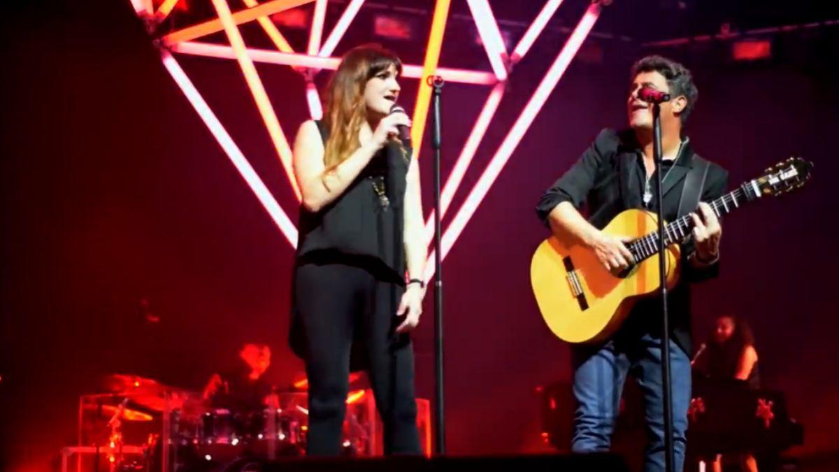 Rozalen y Alejandro Sanz cantando juntos en México