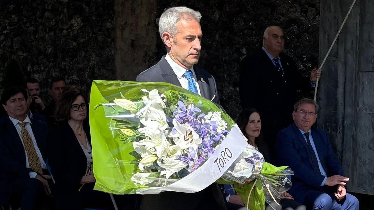 El alcalde de Toro, Carlos Rodríguez, participa en la ofrenda floral.